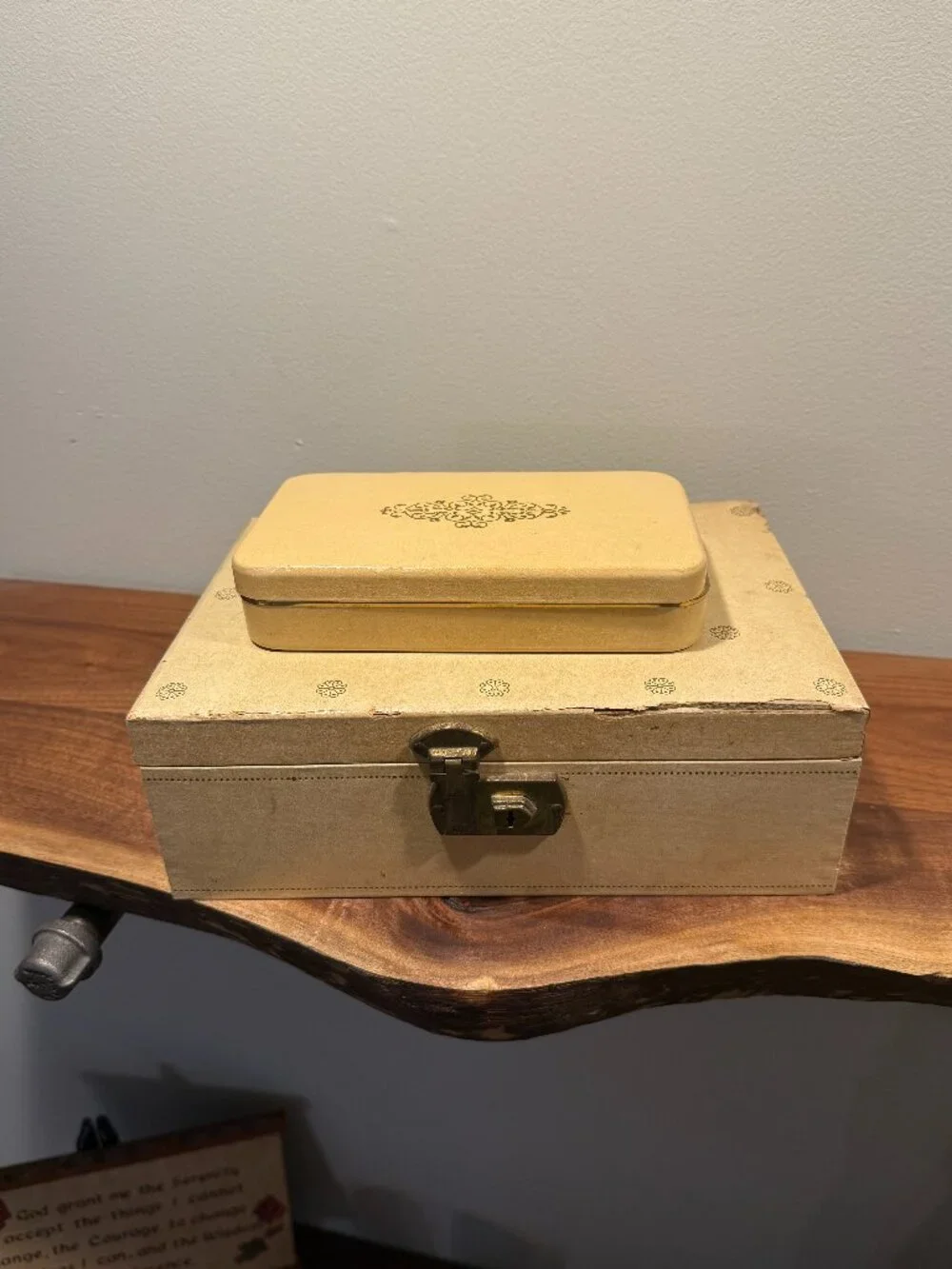 Vintage Mele Ivory Colored Jewelry Box Gold Filagree Trim See Photos For Flaws - Picture 1 of 10